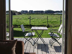 Große Terrasse mit Garten